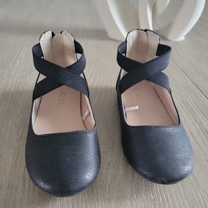 Used Toddler girl dress shoes with crisscross straps.